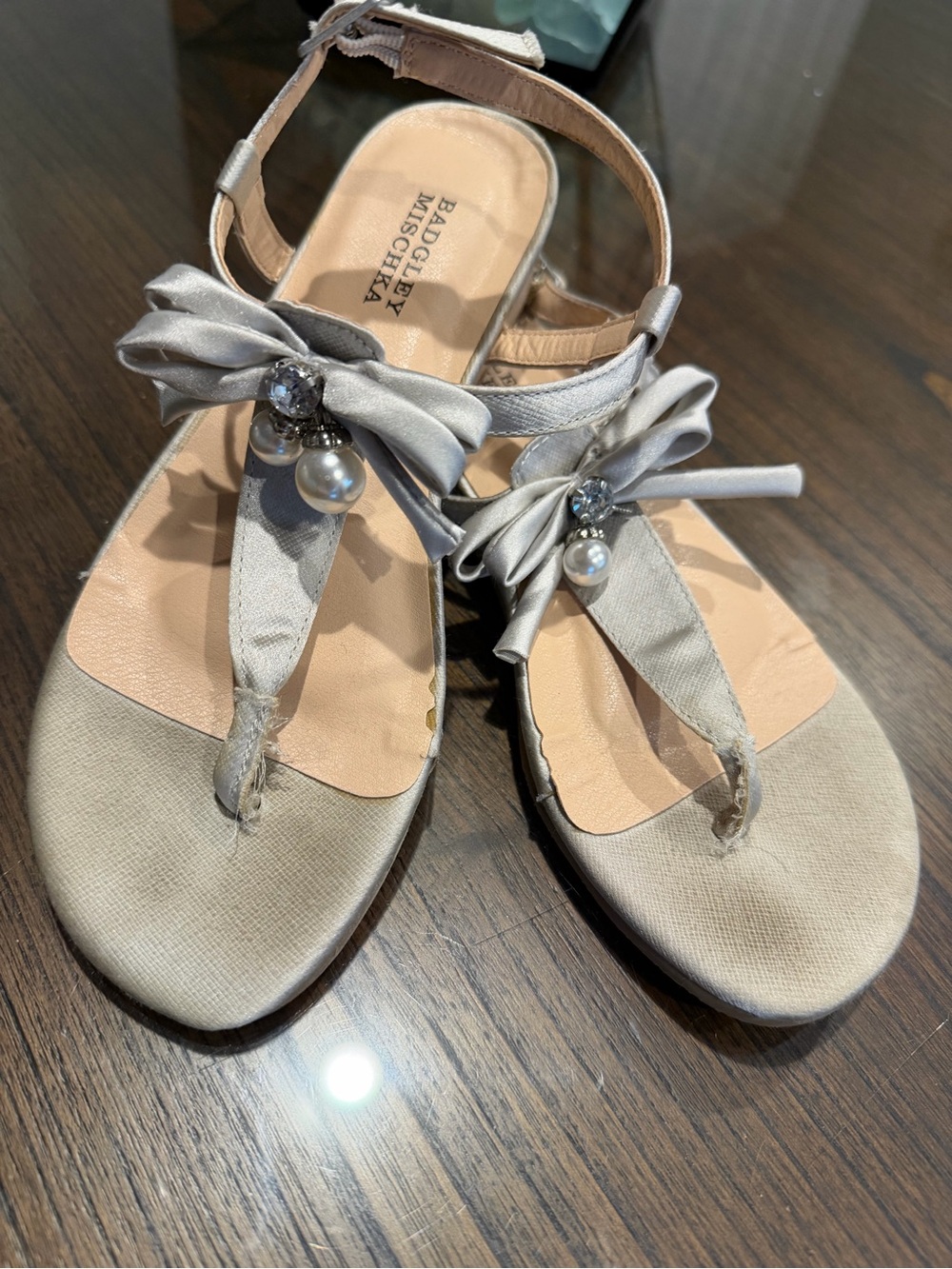 Girls Badgley Mischka Talia Silver Pearl Bow T-Strap Sandals. Size 3.